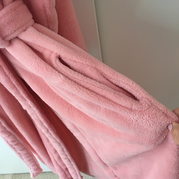 Robe - Picture 7 of 8